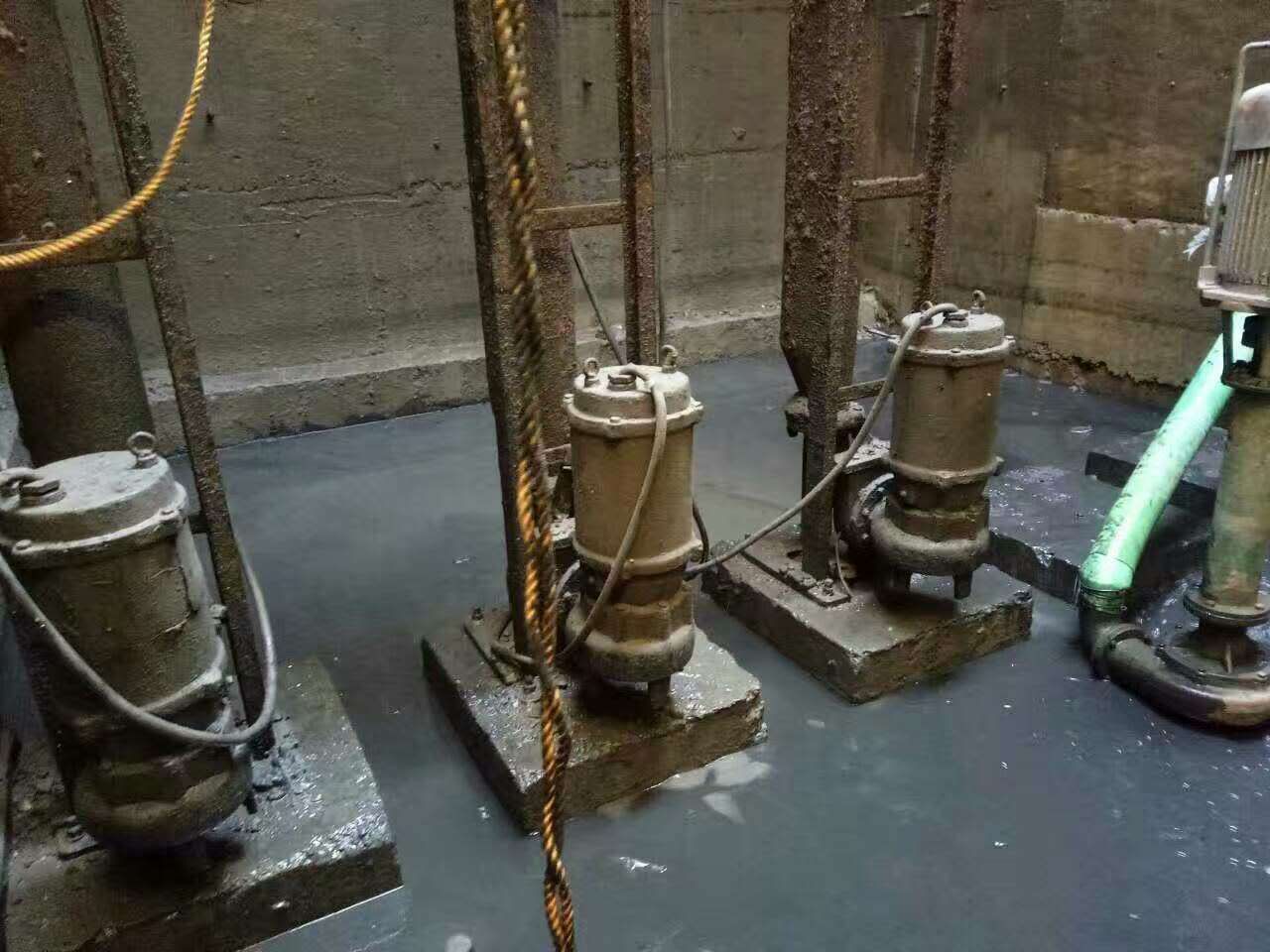 新干污水池清理