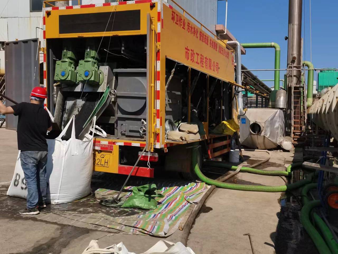 新干淤泥压干处理