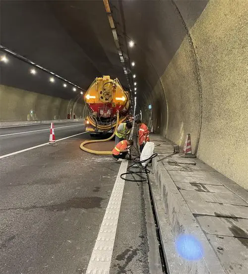 新干隧道排水渠清淤